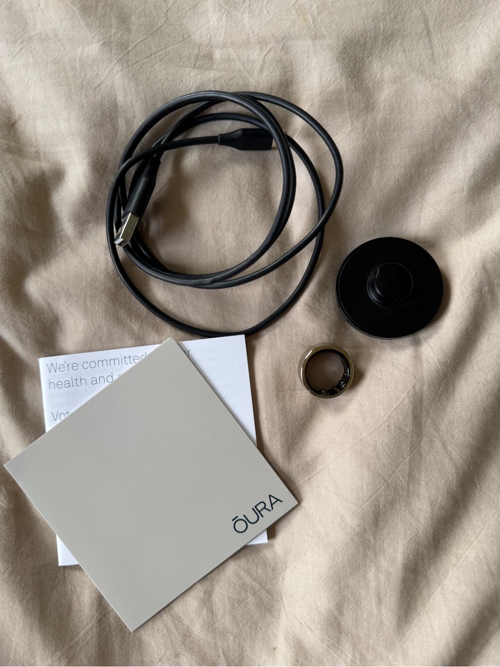 Oura Charging Dock and Cable in Black with Black Ring